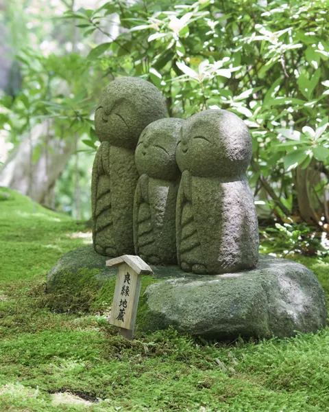 苔の上に並ぶ良縁地蔵